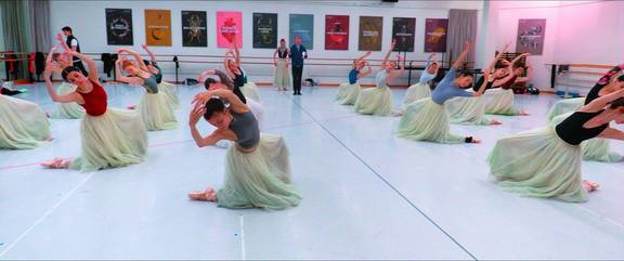 Szenenbild Ballettsaal mit knieenden Tänzerinnen