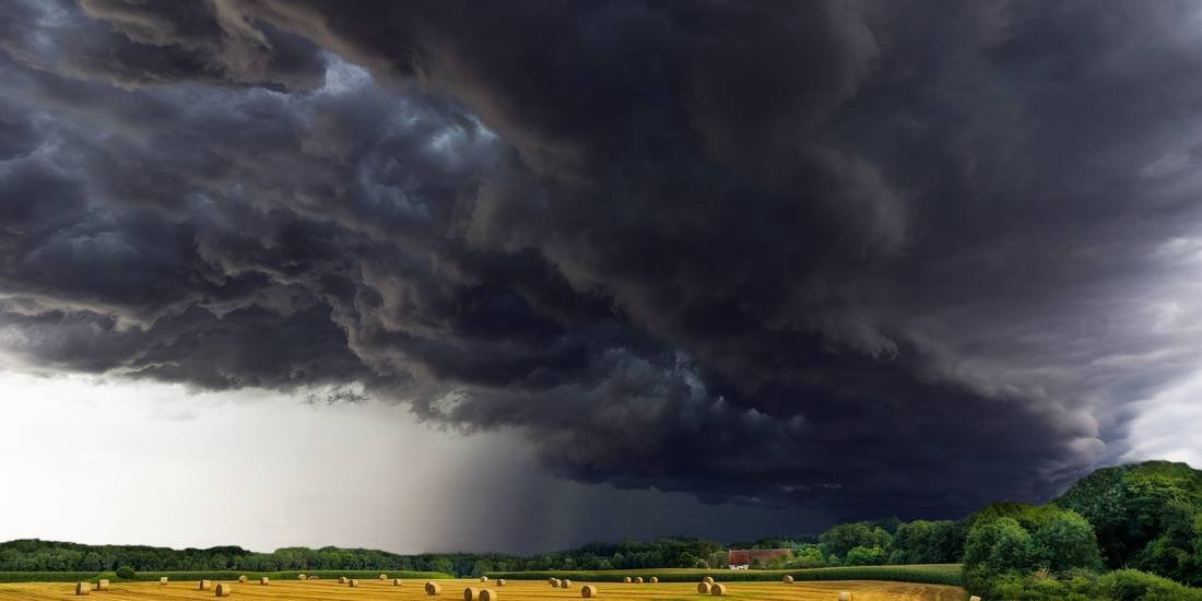 Dunkle Wetterwolke über Kornfeld © pixabay