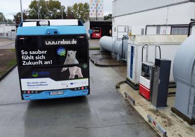 ein Wasserstoffbus auf dem Betriebsgelände von rebus / rebus