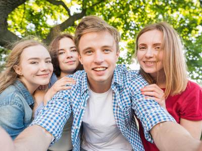 Junge Menschen machen ein Selfie