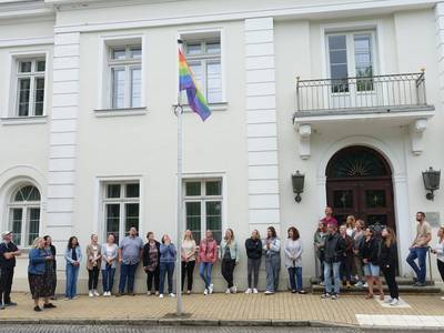 Regenbogenfahne mit Sozialamt am Standort Bad Doberan