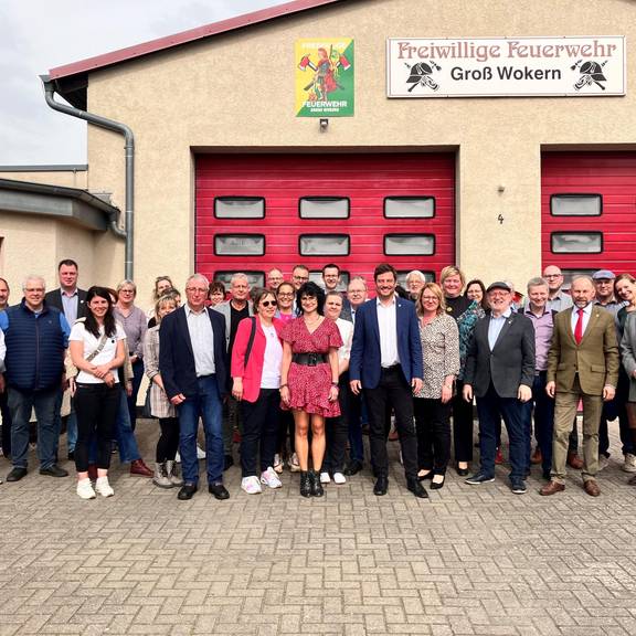 Gruppenbild vor der Feuerwehr in Groß Wokern