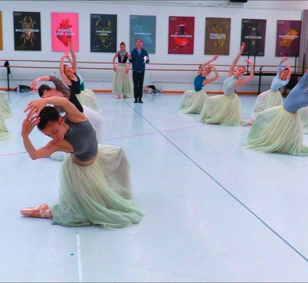 Szenenbild Ballettsaal mit knieenden Tänzerinnen