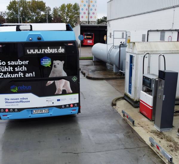 Ein Wasserstoffbus auf dem Betriebsgelände in Güstrow