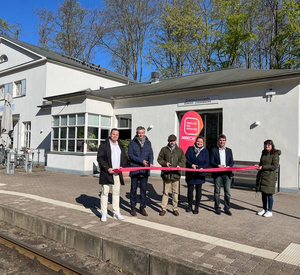 Fördermittelgeber und Projektverantwortliche weihen feierlich die neuen Blindenleitstreifen ein