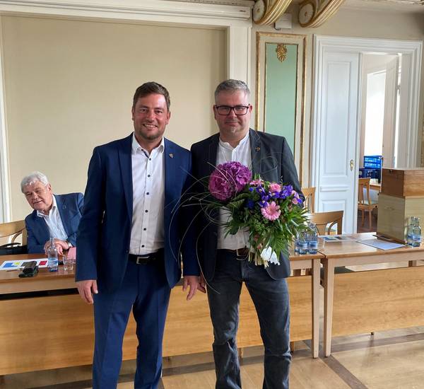 die Mitglieder dLandrat Sebastian Constien gratuliert Kreistagspräsident Veikko Hackendahl zur Wiederwahl.es Kreistages