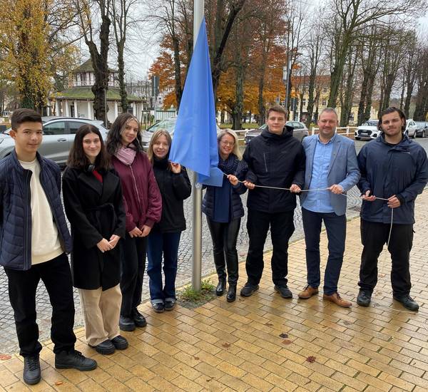 Bereits 2023 wurde die blaue Flagge zum Tag der Kinderrechte gehisst.