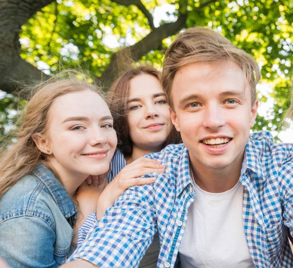 Junge Menschen machen ein Selfie